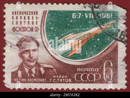 UNIONE SOVIETICA - CIRCA 1961: Francobollo stampato in URSS mostra il secondo cosmonaut sovietico tedesco Titov e l'astronave Vostok 2, circa 1961 Foto Stock