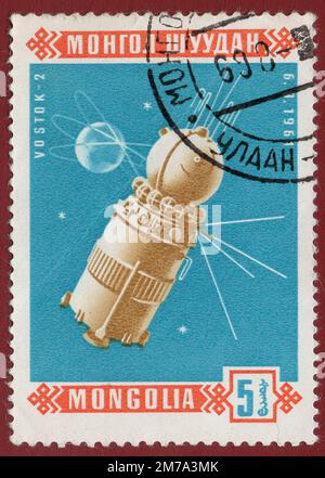 MONGOLIA - CIRCA 1963: Francobollo stampato in Mongolia mostra l'astronave sovietica Vostok 2, la serie Spaceship URSS. Aprile 12 il giorno della cosmonautica Foto Stock