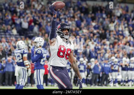 Indianapolis, Indiana, Stati Uniti. 8th Jan, 2023. Houston Texans Tight End Jordan Akins (88) festeggia dopo aver preso un pass Hail Mary per un ritocco nel corso della partita tra gli Houston Texans e gli Indianapolis Colts al Lucas Oil Stadium, Indianapolis, Indiana. (Credit Image: © Scott Stuart/ZUMA Press Wire) Foto Stock