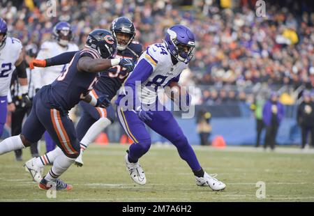 Chicago, Stati Uniti. 08th Jan, 2023. Minnesota Vikings Tight End Irv Smith Jr. (84) guadagna qualche yard contro gli orsi Chicago al Soldier Field di Chicago domenica 8 gennaio 2023. I Vichinghi vincono 29-13. Foto di Mark Black/UPI Credit: UPI/Alamy Live News Foto Stock