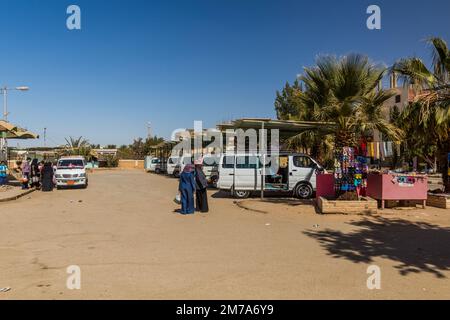 DAKHLA, EGITTO - 9 FEBBRAIO 2019: Stazione di minibus nella città di Mut in oasi di Dakhla, Egitto Foto Stock