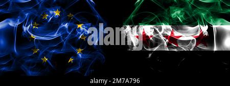 Bandiere di UE, Unione europea contro Siria, Repubblica araba siriana, opposizione. Bandiera fumogena affiancata su sfondo nero. Foto Stock