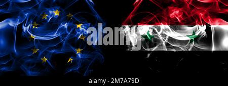 Bandiere di UE, Unione europea contro Siria, siriana. Bandiera fumogena affiancata su sfondo nero. Foto Stock
