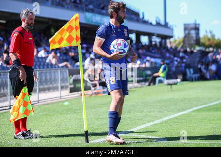 8th gennaio 2023; Campbelltown Stadium, Sydney, NSW, Australia: A-League Football, MacArthur FC contro Newcastle Jets; Beka Dartsmelia di Newcastle Jets si prepara a prendere un angolo Foto Stock