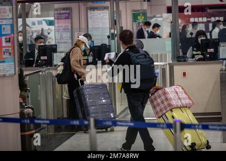 Hong Kong, Hong Kong. 08th Jan, 2023. I residenti della terraferma camminavano verso il controllo di frontiera mentre partevano per Shenzhen, Cina. Il porto di Futian/il punto di controllo della linea di Lok ma Chau Spur e la stazione di Lok ma Chau che collegano Shenzhen, Cina ha ripreso il suo servizio transfrontaliero e ha accolto la prima serie di passeggeri transfrontalieri per la prima volta in tre anni dopo la pandemia COVID-19 del 8 gennaio mattina, Nel quadro della ripresa dei controlli alle frontiere normalizzati tra Cina e Hong Kong. Credit: SOPA Images Limited/Alamy Live News Foto Stock