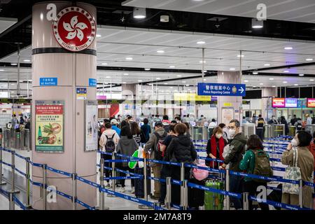 Hong Kong, Hong Kong. 08th Jan, 2023. Persone in coda al controllo di frontiera in partenza per Shenzhen, Cina a Lok ma Chau, Hong Kong. Il porto di Futian/il punto di controllo della linea di Lok ma Chau Spur e la stazione di Lok ma Chau che collegano Shenzhen, Cina ha ripreso il suo servizio transfrontaliero e ha accolto la prima serie di passeggeri transfrontalieri per la prima volta in tre anni dopo la pandemia COVID-19 del 8 gennaio mattina, Nel quadro della ripresa dei controlli alle frontiere normalizzati tra Cina e Hong Kong. Credit: SOPA Images Limited/Alamy Live News Foto Stock