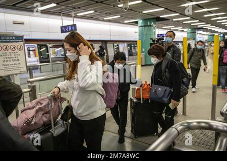 Hong Kong, Hong Kong. 08th Jan, 2023. I passeggeri transfrontalieri sono andati alla sala delle partenze e al controllo di frontiera dopo essere arrivati alla stazione di Lok ma Chau. Il porto di Futian/il punto di controllo della linea di Lok ma Chau Spur e la stazione di Lok ma Chau che collegano Shenzhen, Cina ha ripreso il suo servizio transfrontaliero e ha accolto la prima serie di passeggeri transfrontalieri per la prima volta in tre anni dopo la pandemia COVID-19 del 8 gennaio mattina, Nel quadro della ripresa dei controlli alle frontiere normalizzati tra Cina e Hong Kong. Credit: SOPA Images Limited/Alamy Live News Foto Stock