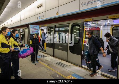 Hong Kong, Hong Kong. 08th Jan, 2023. Il primo lotto per i passeggeri transfrontalieri da Hong Kong alla Cina è arrivato alla stazione di Lok ma Chau. Il porto di Futian/il punto di controllo della linea di Lok ma Chau Spur e la stazione di Lok ma Chau che collegano Shenzhen, Cina ha ripreso il suo servizio transfrontaliero e ha accolto la prima serie di passeggeri transfrontalieri per la prima volta in tre anni dopo la pandemia COVID-19 del 8 gennaio mattina, Nel quadro della ripresa dei controlli alle frontiere normalizzati tra Cina e Hong Kong. (Foto di Alex Chan/SOPA Images/Sipa USA) Credit: Sipa USA/Alamy Live News Foto Stock