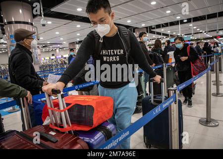 Hong Kong, Hong Kong. 08th Jan, 2023. La gente ha visto fare la coda al controllo di frontiera mentre partiva per Shenzhen, Cina a Lok ma Chau. Il porto di Futian/il punto di controllo della linea di Lok ma Chau Spur e la stazione di Lok ma Chau che collegano Shenzhen, Cina ha ripreso il suo servizio transfrontaliero e ha accolto la prima serie di passeggeri transfrontalieri per la prima volta in tre anni dopo la pandemia COVID-19 del 8 gennaio mattina, Nel quadro della ripresa dei controlli alle frontiere normalizzati tra Cina e Hong Kong. (Foto di Alex Chan/SOPA Images/Sipa USA) Credit: Sipa USA/Alamy Live News Foto Stock