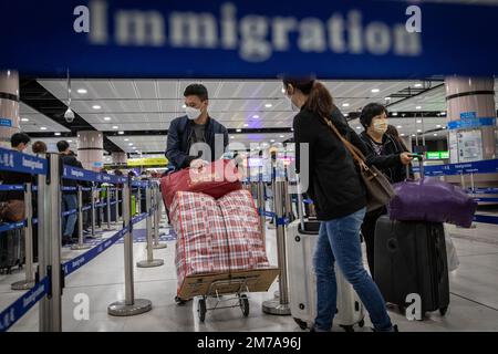 Hong Kong, Hong Kong. 08th Jan, 2023. La gente salì al controllo di frontiera con partenza per Shenzhen, Cina a Lok ma Chau. Il porto di Futian/il punto di controllo della linea di Lok ma Chau Spur e la stazione di Lok ma Chau che collegano Shenzhen, Cina ha ripreso il suo servizio transfrontaliero e ha accolto la prima serie di passeggeri transfrontalieri per la prima volta in tre anni dopo la pandemia COVID-19 del 8 gennaio mattina, Nel quadro della ripresa dei controlli alle frontiere normalizzati tra Cina e Hong Kong. (Foto di Alex Chan/SOPA Images/Sipa USA) Credit: Sipa USA/Alamy Live News Foto Stock