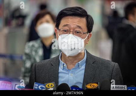 L'Amministratore Delegato John Lee Ka-chiu ha tenuto una conferenza stampa dopo aver ispezionato il controllo di frontiera a Lok ma Chau tra Shenzhen, Cina e Hong Kong. Il porto di Futian/il punto di controllo della linea di Lok ma Chau Spur e la stazione di Lok ma Chau che collegano Shenzhen, Cina ha ripreso il suo servizio transfrontaliero e ha accolto la prima serie di passeggeri transfrontalieri per la prima volta in tre anni dopo la pandemia COVID-19 del 8 gennaio mattina, Nel quadro della ripresa dei controlli alle frontiere normalizzati tra Cina e Hong Kong. (Foto di Alex Chan/SOPA Images/Sipa USA) Foto Stock