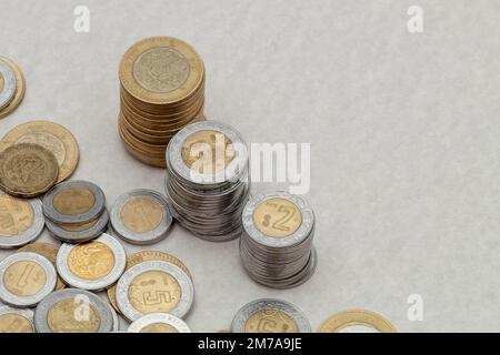 pila di monete messicane in peso di varie denominazioni, con spazio per le copie. Foto Stock