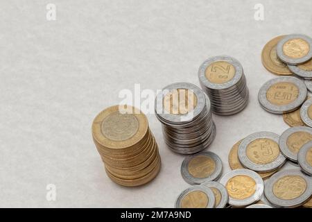 pila di monete messicane in peso di varie denominazioni, con spazio per le copie. Foto Stock