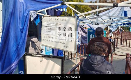 La gente prende i loro ultimi campioni liberi di test di acido nucleico ad un chiosco a Shanghai, Cina, 7 gennaio 2023. A partire da gennaio 8, in aggiunta al personale o Foto Stock