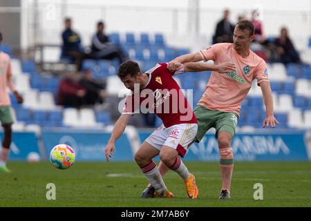 JULIO Garcia di Real Murcia e CRISTIANO GROSSOLANO di Werder Brema combattono per la palla durante la partita amichevole tra Real Murcia e SV Werder Bre Foto Stock