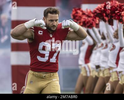 Santa Clara, Stati Uniti. 08th Jan, 2023. La fine difensiva di San Francisco 49ers Nick Bosa (97) si flette durante le presentazioni prima di suonare gli Arizona Cardinals al Levi's Stadium di Santa Clara, California, domenica 8 gennaio 2023. Il 49ers sconfisse i Cardinali 38-13. Foto di Terry Schmitt/UPI Credit: UPI/Alamy Live News Foto Stock