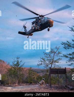 Un equipaggio aereo del battaglione 1-230th Assault Helicopter della Guardia Nazionale del Tennessee conduce un esercizio di sollevamento di sinistri come parte del SAREX 23 nel Pickett state Park vicino a Jamestown, TN 7 gennaio 2023. Gli equipaggi hanno condotto due pratiche di sollevamento con altre agenzie statali per essere preparati in caso di situazioni di emergenza reali in futuro. (STATI UNITI Foto della Guardia Nazionale aerea di Airman 1st Classe ben Cash) Foto Stock