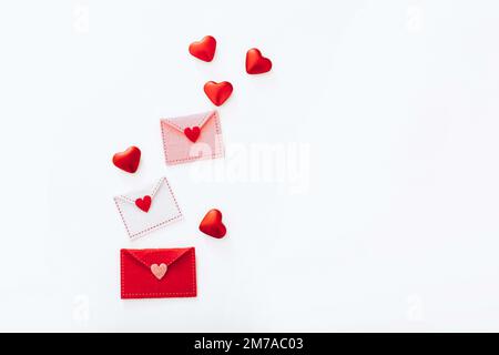 Buste di feltro con cuori su sfondo bianco Foto Stock