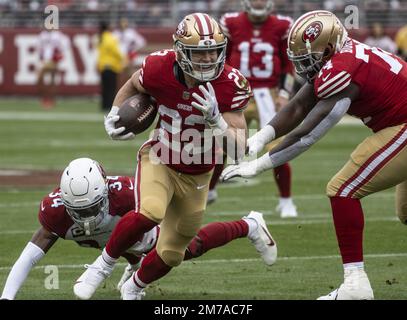 Santa Clara, Stati Uniti. 08th Jan, 2023. San Francisco 49ers in esecuzione Christian McCaffrey (23) corre contro gli Arizona Cardinals nel primo trimestre al Levi's Stadium di Santa Clara, California, Domenica 8 gennaio 2023. Il 49ers sconfisse i Cardinali 38-13. Foto di Terry Schmitt/UPI Credit: UPI/Alamy Live News Foto Stock