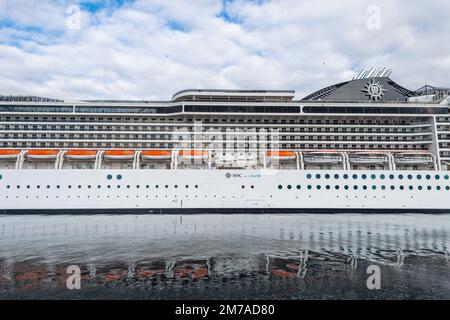 Marsiglia, Francia. 06th Jan, 2023. Il MSC magnifica è attraccato al terminal delle navi da crociera del porto di Marsiglia. La MSC magnifica è una nave da crociera della società MSC Cruises, costruita presso il Chantiers de l'Atlantique a Saint-Nazaire. Dispone di 1.259 cabine per il trasporto di 2.518 passeggeri e crociere sul Mar Mediterraneo. Credit: SOPA Images Limited/Alamy Live News Foto Stock