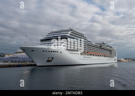 Marsiglia, Francia. 06th Jan, 2023. Il MSC magnifica è attraccato al terminal delle navi da crociera del porto di Marsiglia. La MSC magnifica è una nave da crociera della società MSC Cruises, costruita presso il Chantiers de l'Atlantique a Saint-Nazaire. Dispone di 1.259 cabine per il trasporto di 2.518 passeggeri e crociere sul Mar Mediterraneo. (Foto di Laurent Coust/SOPA Images/Sipa USA) Credit: Sipa USA/Alamy Live News Foto Stock