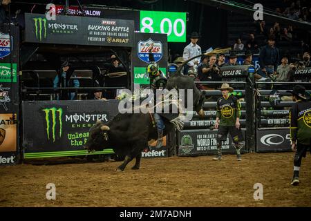 NEW YORK, NY - 7 GENNAIO: Jose Vitor Leme fa un giro di 86,5 punti nel 2nd ° turno del PBR Monster Energy Professional Bull Riders evento al Madison Square Garden il 7 gennaio 2023 a New York, NY, Stati Uniti. (Foto di Matt Davies/PxImages) Foto Stock