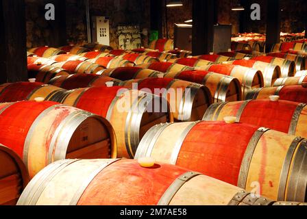 Il vino matura in botti di rovere in un seminterrato della Napa Valley Foto Stock