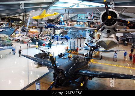 Gli aerei militari dell'epoca della seconda guerra mondiale sono esposti nel Museo Nazionale dell'Aviazione Navale di Pensacola, Florida Foto Stock