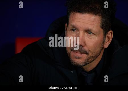 Madrid, Spagna. 8th Jan, 2023. Diego Simeone, allenatore di Atletico de Madrid, reagisce durante una partita di calcio spagnola la Liga tra Atletico de Madrid e Barcelona FC a Madrid, Spagna, 8 gennaio 2023. Credit: Pablo Morano/Xinhua/Alamy Live News Foto Stock