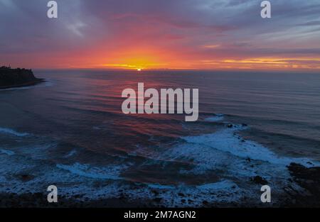 Perfetto tramonto in California sull'Oceano Pacifico, vista dalla Penisola di Palos Verdes, South Bay della Contea di Los Angeles. Foto Stock