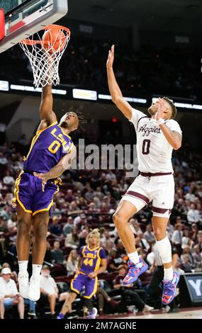 College Station, Texas, Stati Uniti. 8th Jan, 2023. 7 gennaio 2023 - College Station, Texas, U.S.A- LSU Tigers Guard TRAE HANNIBAL(0) va per una sosta sulla guardia degli Aggies a&M del Texas DEXTER DENNIS(0) durante la partita tra le Tigers della LSU e gli Aggies a&M del Texas alla Reed Arena a College Station, Texas. Il Texas A&M Aggies sconfisse le LSU Tigers 69-56. (Credit Image: © Jerome Hicks/ZUMA Press Wire) Foto Stock