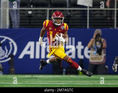 Arlington, Texas, Stati Uniti. 2nd Jan, 2023. La USC Trojans che corre indietro Raleek Brown (14) corre la palla durante la partita della Goodyear Cotton Bowl tra la Tulane Green Wave e la University of Southern California Trojans il 2 gennaio 2023 presso L'AT&T Stadium di Arlington, Texas. (Credito obbligatorio: Freddie Beckwith/MarinMedia.org/Cal Sport Media) (fotografo completo assoluto, e crediti richiesti).Televisione, o riviste a scopo di lucro contattare MarinMedia direttamente. Credit: csm/Alamy Live News Foto Stock