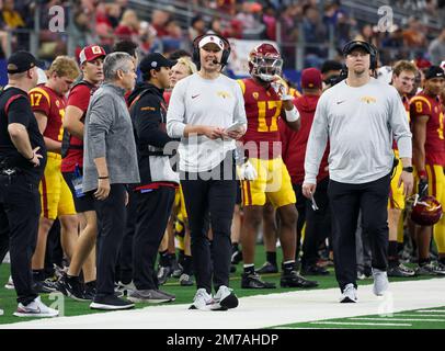 Arlington, Texas, Stati Uniti. 2nd Jan, 2023. L'allenatore principale della USC Trojans Lincoln Riley cammina a margine durante la partita della Goodyear Cotton Bowl tra la Tulane Green Wave e la University of Southern California Trojans il 2 gennaio 2023 presso L'AT&T Stadium di Arlington, Texas. (Credito obbligatorio: Freddie Beckwith/MarinMedia.org/Cal Sport Media) (fotografo completo assoluto, e crediti richiesti).Televisione, o riviste a scopo di lucro contattare MarinMedia direttamente. Credit: csm/Alamy Live News Foto Stock