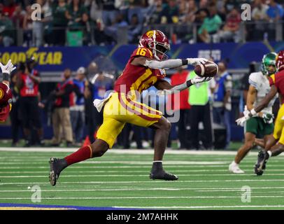 Arlington, Texas, Stati Uniti. 2nd Jan, 2023. Il ricevitore largo della USC Trojans Tahj Washington (16) prende un passo durante la partita della Goodyear Cotton Bowl tra la Tulane Green Wave e la University of Southern California Trojans il 2 gennaio 2023 presso L'AT&T Stadium di Arlington, Texas. (Credito obbligatorio: Freddie Beckwith/MarinMedia.org/Cal Sport Media) (fotografo completo assoluto, e crediti richiesti).Televisione, o riviste a scopo di lucro contattare MarinMedia direttamente. Credit: csm/Alamy Live News Foto Stock