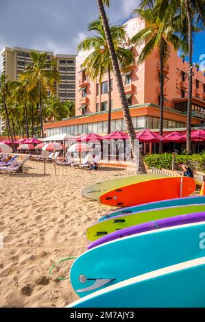 Honolulu, Hawaii - 28 Dicembre 2022: Trafficata Waikiki Beach in una bella giornata durante la pausa di Natale al Royal Hawaiian Hotel. Foto Stock