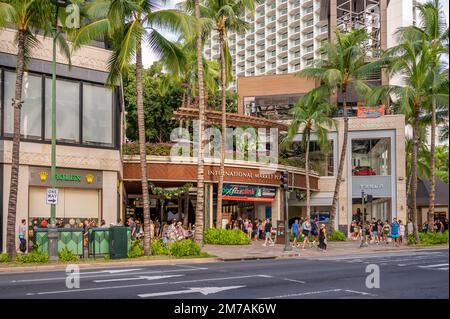 Honolulu, Hawaii - 29 dicembre 2022: Esterno del centro commerciale International Market Place su Kalakaua Avenue. Foto Stock