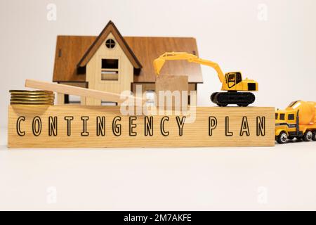 Iscrizione AL PIANO DI EMERGENZA. E 'stato preso in studio scritto su una cornice di legno. sfondo bianco. Foto Stock