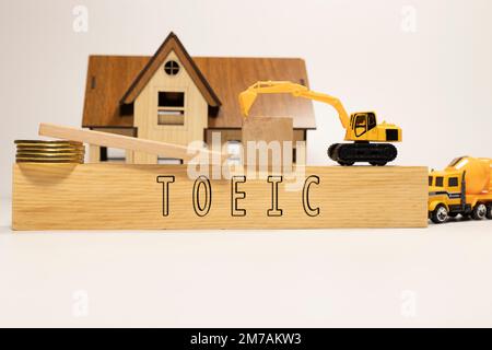 Testo TOEIC. E 'stato preso in studio scritto su una cornice di legno. sfondo bianco. Foto Stock