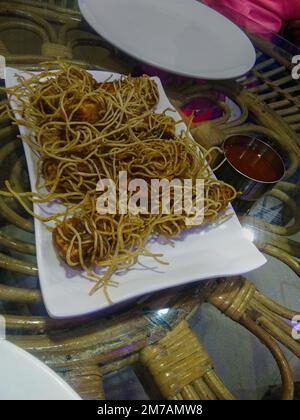 snack verdure fritto paneer avvolto in noodle Foto Stock