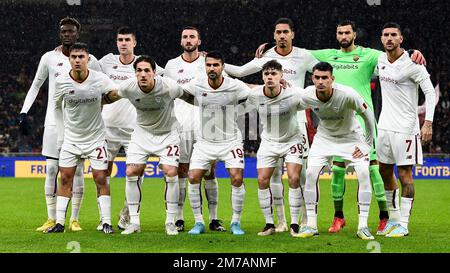 Milano, Italia. 08 gennaio 2023. I giocatori di AS Roma posano per una foto di squadra prima della partita di calcio di Serie A tra AC Milan e AS Roma. Credit: Nicolò campo/Alamy Live News Foto Stock