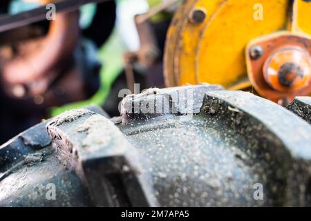 Battistrada in gomma volumetrico su un primo piano delle ruote del trattore. Battistrada di fango per una maggiore flottazione sulle macchine agricole Foto Stock