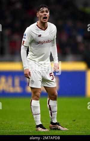 Milano, Italia. 08 gennaio 2023. Nicola Zalewski di AS Roma reagisce durante la Serie Una partita di calcio tra AC Milan e AS Roma. Credit: Nicolò campo/Alamy Live News Foto Stock