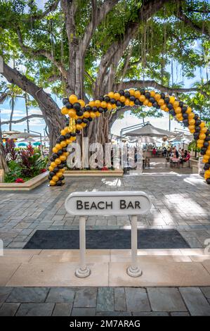 Honolulu, Hawaii - 31 dicembre 2022: Il bar sulla spiaggia presso il punto di riferimento Moana Surfrider decorato per le celebrazioni di Capodanno. Foto Stock