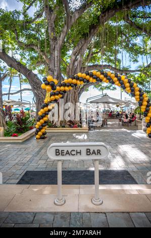 Honolulu, Hawaii - 31 dicembre 2022: Il bar sulla spiaggia presso il punto di riferimento Moana Surfrider decorato per le celebrazioni di Capodanno. Foto Stock