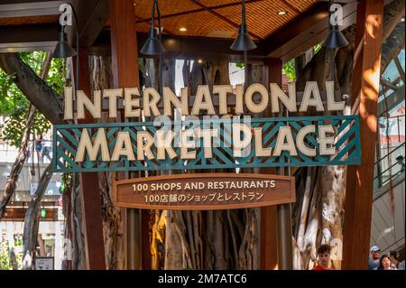 Honolulu, Hawaii - 2 gennaio 2023: Segnaletica all'interno dell'area commerciale International Market Place di Waikiki. Foto Stock