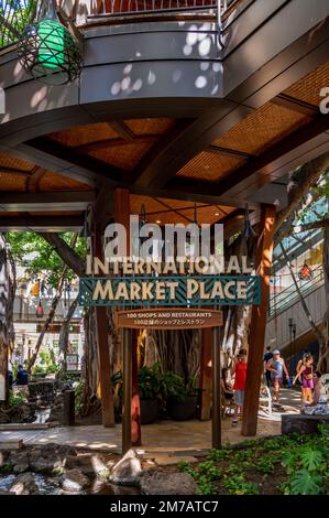 Honolulu, Hawaii - 2 gennaio 2023: Segnaletica all'interno dell'area commerciale International Market Place di Waikiki. Foto Stock