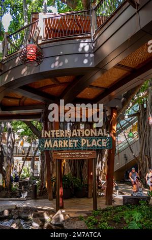 Honolulu, Hawaii - 2 gennaio 2023: Segnaletica all'interno dell'area commerciale International Market Place di Waikiki. Foto Stock