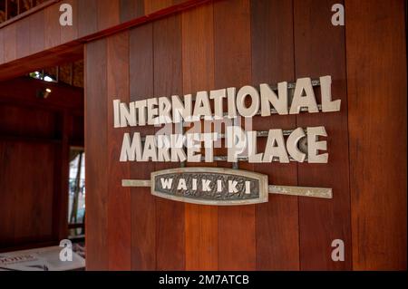 Honolulu, Hawaii - 2 gennaio 2023: Segnaletica all'interno dell'area commerciale International Market Place di Waikiki. Foto Stock