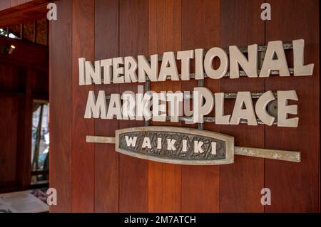 Honolulu, Hawaii - 2 gennaio 2023: Segnaletica all'interno dell'area commerciale International Market Place di Waikiki. Foto Stock