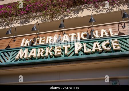 Honolulu, Hawaii - 2 gennaio 2023: Segnaletica all'interno dell'area commerciale International Market Place di Waikiki. Foto Stock